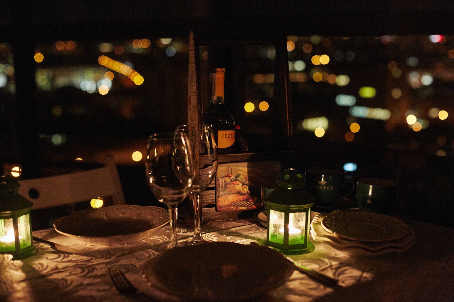 Поставь вечер 5. Романтический ужин в темноте. Ужин в темноте. Ресторан полумрак. Вечер в ресторане.