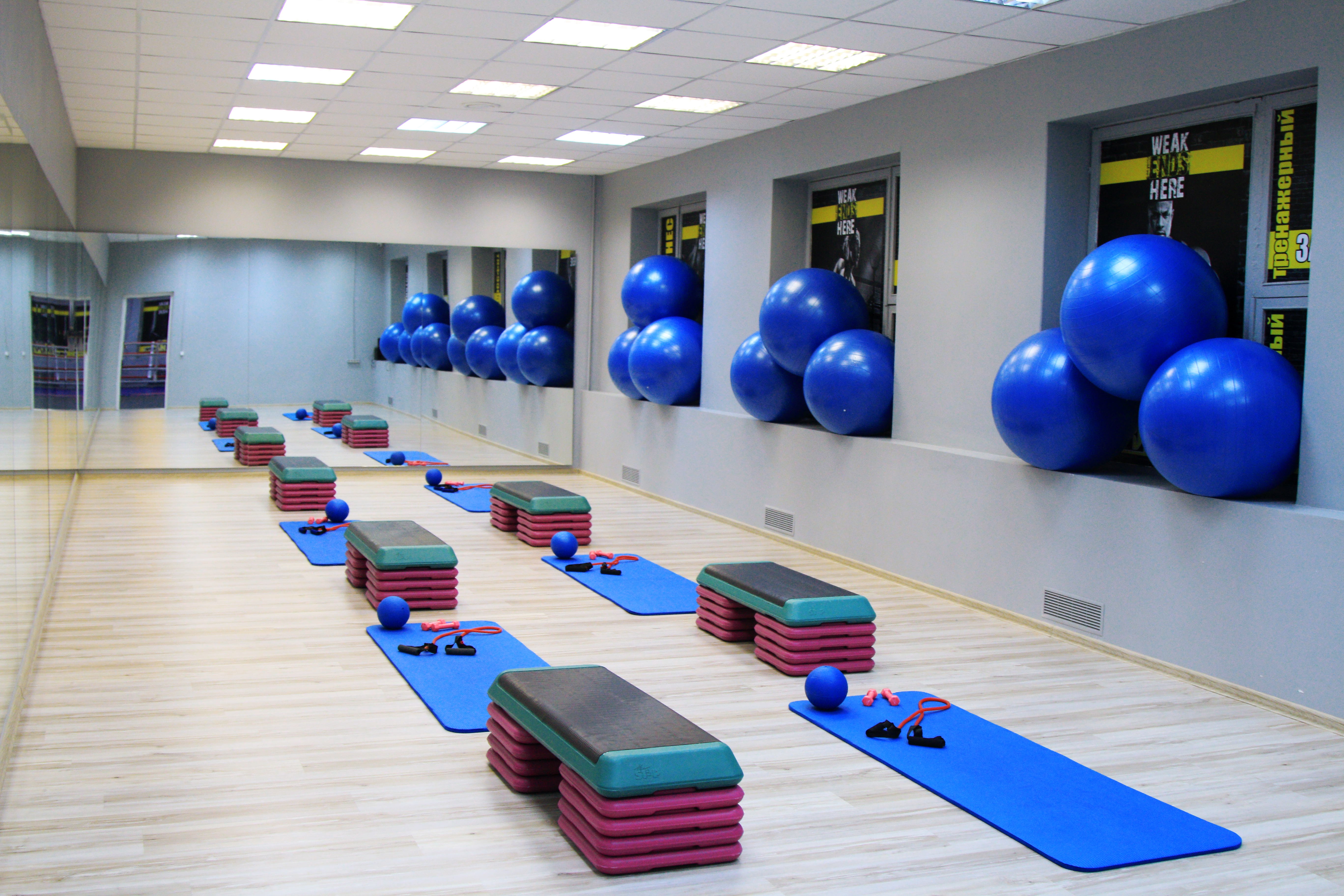 Помещения для занятий спортом. Фитнес зал. Зал аэробики. Спортзал фитнес. Спортивный зал фитнес.