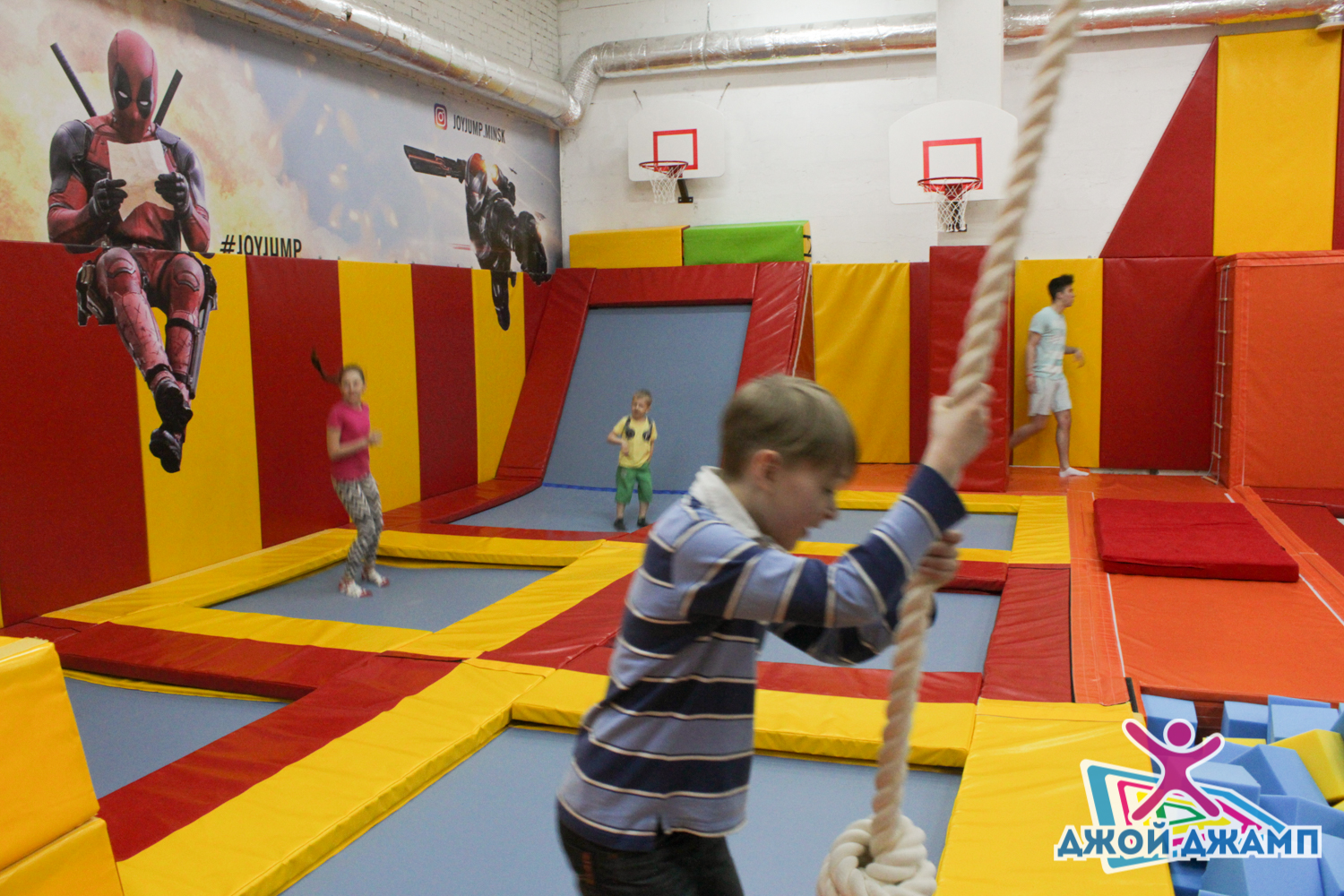 батутный центр, скалодром yolo, сургут. джамп шадринск. фитнес на батутах. батутный центр сургут агора. тагес джамп.