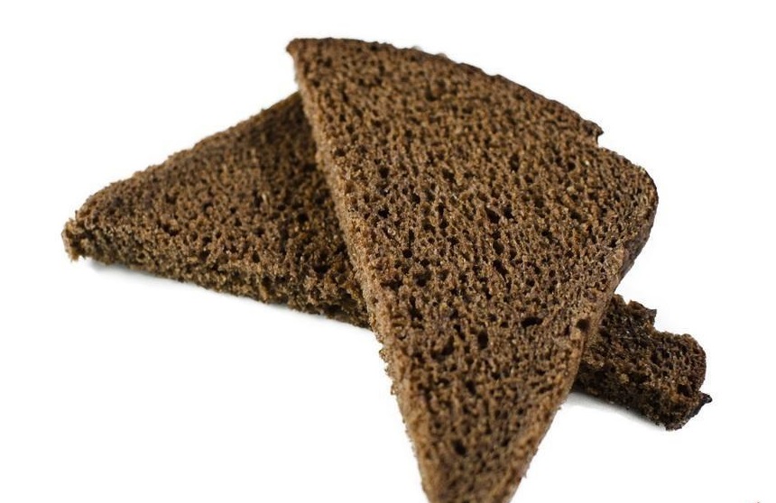 Кусочек бородинского хлеба. Треугольный хлеб. Треугольный кусочек хлеба. Кусок черного хлеба. Черный хлеб.