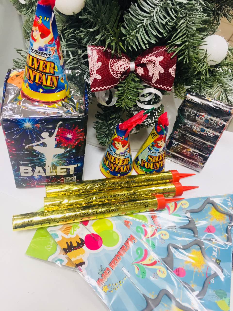 бенгальские огни. хлопушки и бенгальские огни. хлопушки и бенгальские огни. хлопушки и бенгальские огни. фейерверк хлопушка.