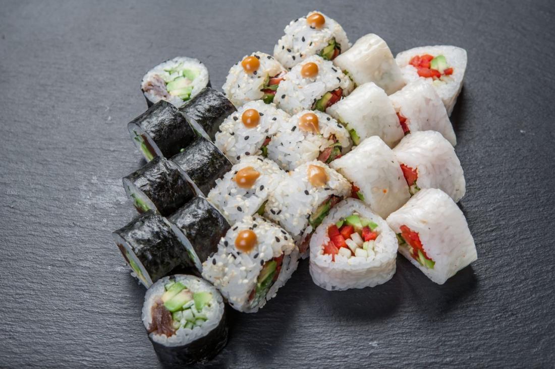 Кинг сайз ролл. Роллы в рисовой бумаге с рисом и нори. Суши меню наборы. Суши меню наборы. Суши вок запеченные роллы.