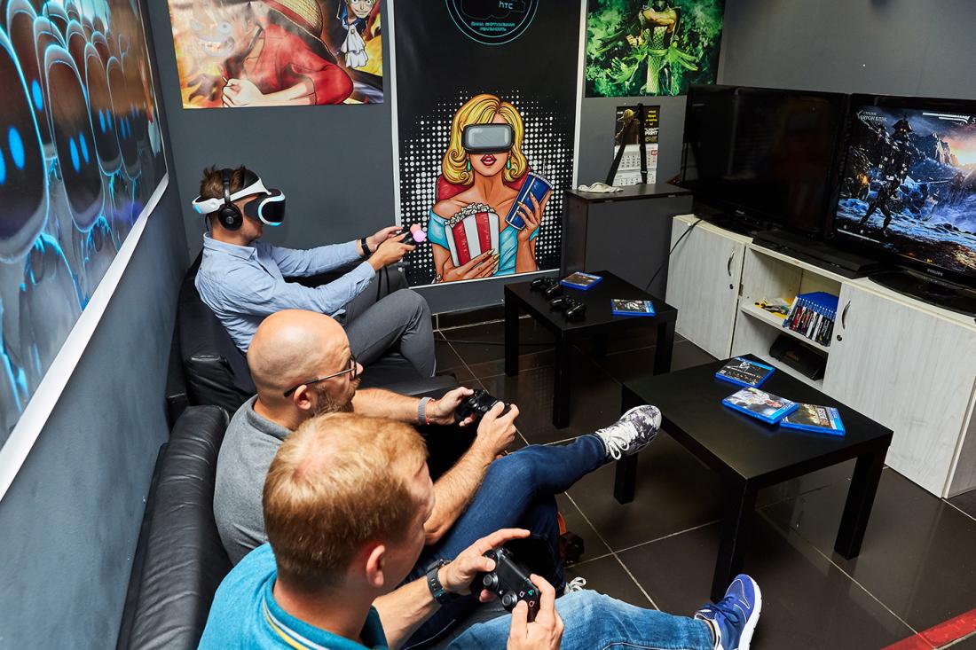 Клуб игровой реальности. Игровой клуб VR. Комната виртуальной реальности. Клуб виртуальной реальности. Игровой клуб реклама.
