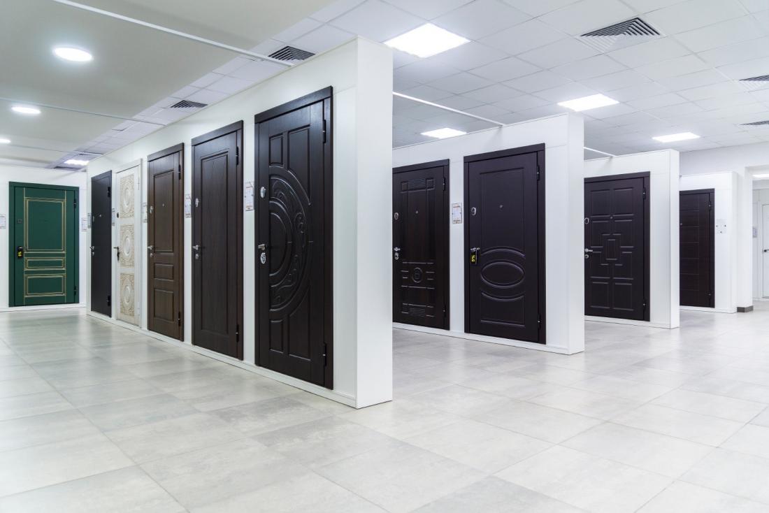 Входная дверь с черным стеклом. Межкомнатные двери. Склад дверей. Юни двери полоцк. Выставочный зал межкомнатных дверей.