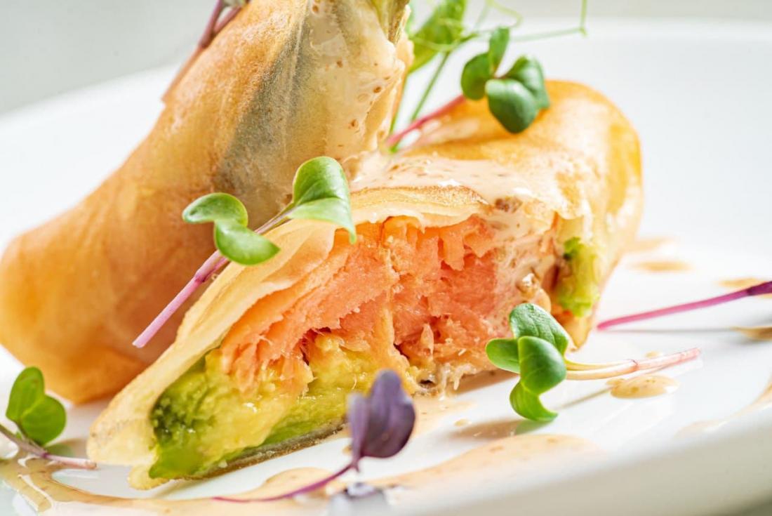 красивые блюда. подача красной рыбы. семга гравлакс. с соусом копченый лосось. лосось в тесте фило.