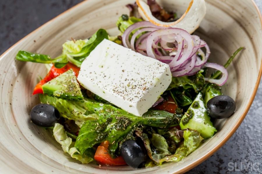 греческий салат в греции. кухня греции. настоящий греческий салат. греческий салат в греции. салат огурцы помидоры сыр фетакса маслины.