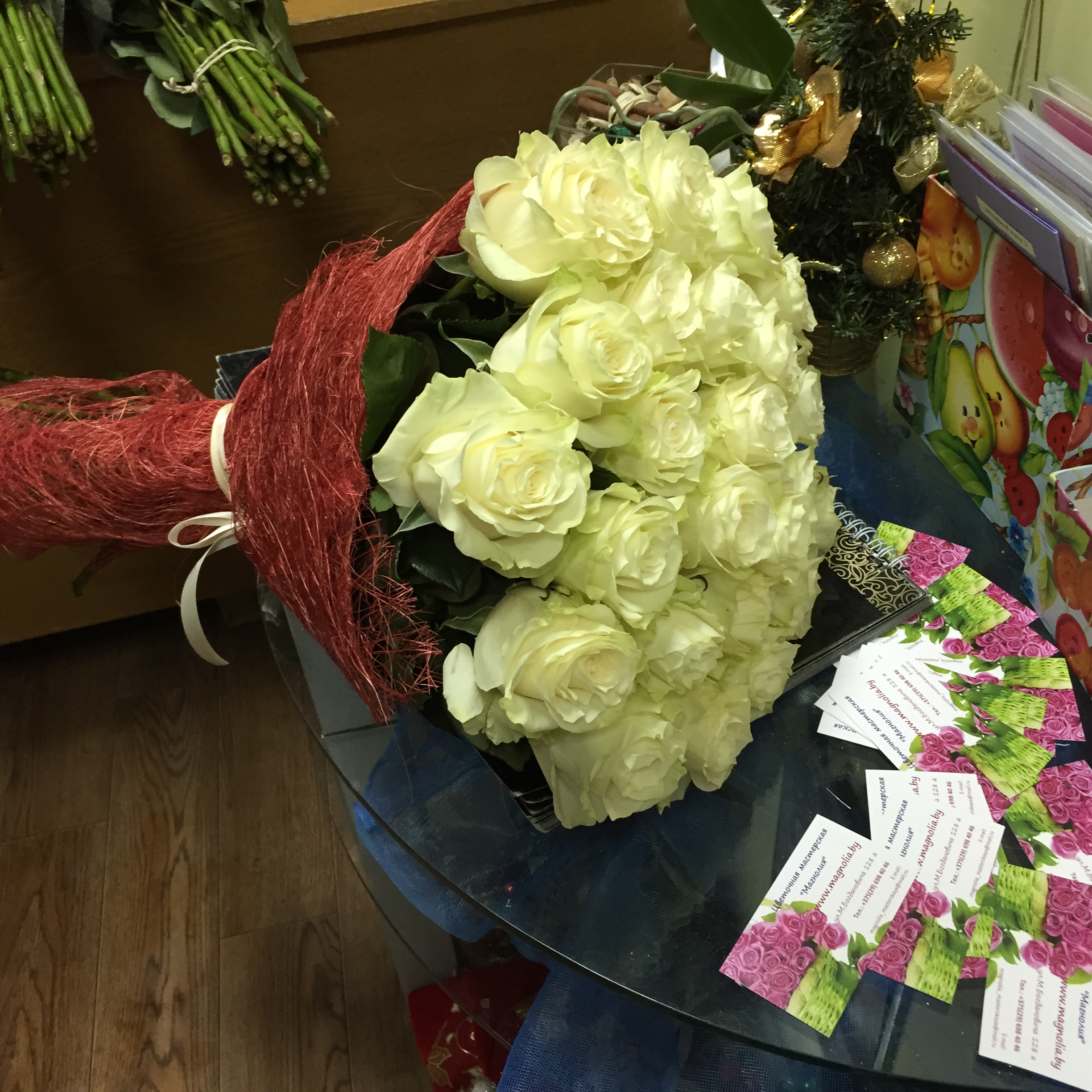 Доставка цветов на дом цветобаза. Букет цветов на столе. Подарочный букет цветов. Оригинальные букеты из роз. Красивый букет на столе.