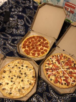 3 крошечные пиццы. диаметр пиццы 30 см. 2 маленькие пиццы или 1 большая. 2 маленькие пиццы или 1 большая. 2 маленькие пиццы или 1 большая.