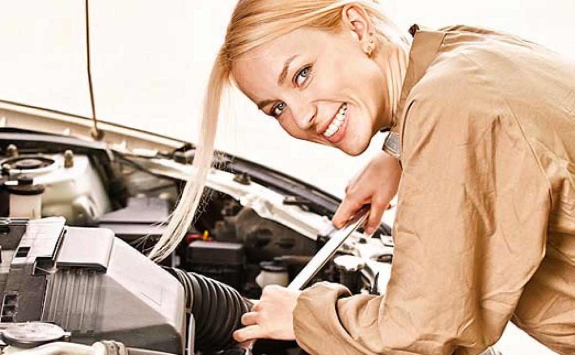 Девушка чинит машину. Девушка в автосервисе. Девушка ремонтирует авто. Девушка ремонтирует двигатель. Ремонт автомобилей Вольво.