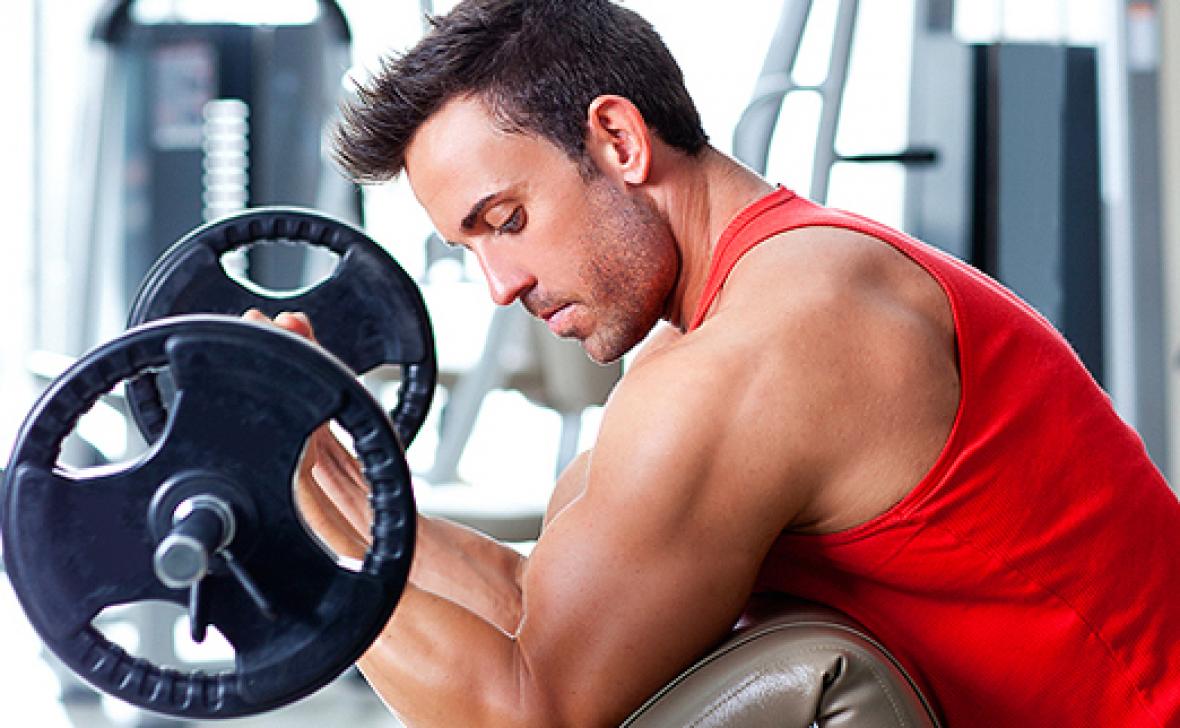 Высокий спортивный мужчина