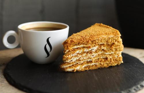 Сет "Медовик + американо" за 9р в "Paragraph Coffee"