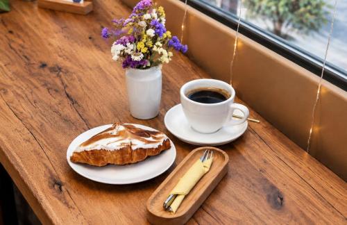 Сет "Кофе/чай + лимонный круассан" за 9,50р в "PÂTE bakery"